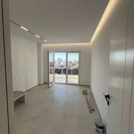 Tirane, shitet apartament 2+1+Ballkon , 130 m² 170.000 € (Fresku)