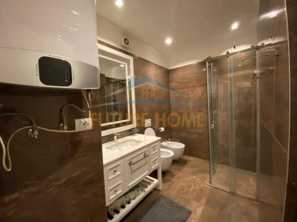 Tirane, jepet me qera apartament 2+1+Aneks+Ballkon Kati 8, 140 m² 3.000 € (Ambasador 3)