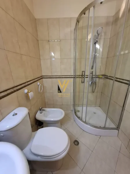 Tirane, jepet me qera apartament 1+1+Ballkon Kati 2, 120 m² 650 € (KOPSHTI ZOOLOGJIK)