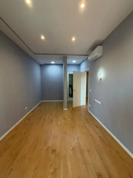 Tirane, jepet me qera ambjent biznesi Kati 3, 110 m² 1.000 € (GARDEN BUILDING)