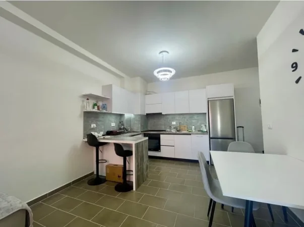 Tirane, jepet me qera apartament 1+1 Kati 8, 70 m² 500 € (GOLDEN PARK 3)