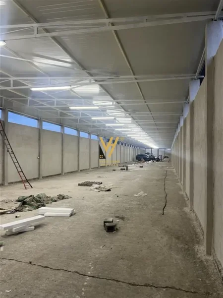 Tirane, jepet me qera magazine Kati 0, 800 m² 2.000 € (QTU)