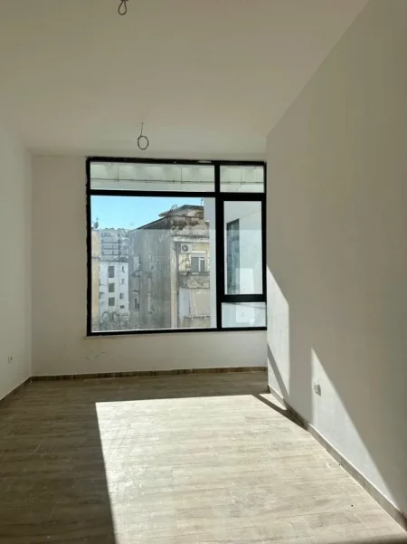 Tirane, jepet me qera zyre , 37 m² 650 € (qender)