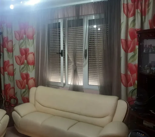 Tirane, jepet me qera apartament 1+1+Ballkon Kati 3, 65 m² 400 € (21 dhjetori)