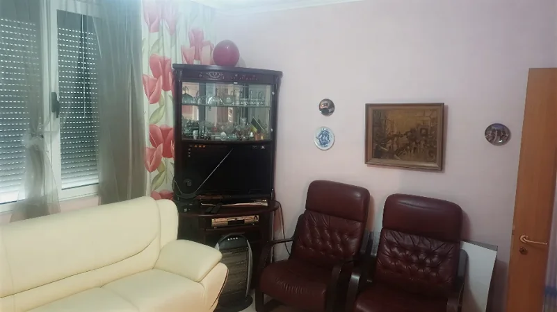 Tirane, jepet me qera apartament 1+1+Ballkon Kati 3, 65 m² 400 € (21 dhjetori)
