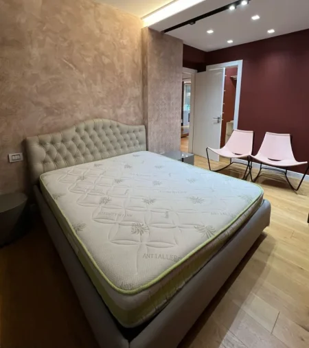 Tirane, jepet me qera apartament 2+1+Ballkon , 250 m² 2.000 € (Kodra e Diellit)