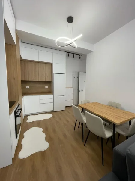 Tirane, jepet me qera apartament 2+1 Kati 5, 550 € (Ali Demi)