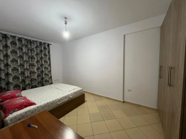Tirane, jepet me qera apartament 2+1+Ballkon Kati 3, 100 m² 400 € (Yzberisht te rrethi)