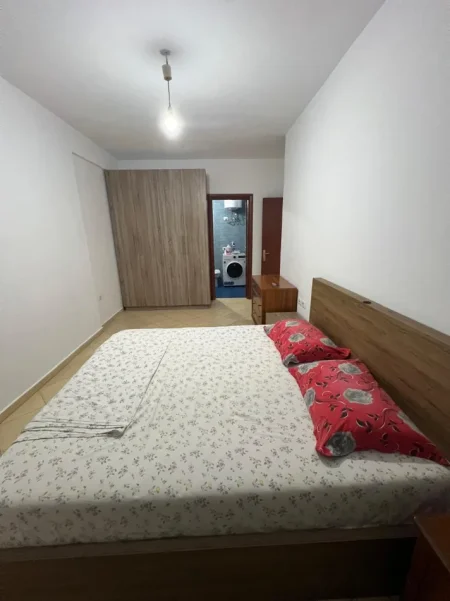 Tirane, jepet me qera apartament 2+1+Ballkon Kati 3, 100 m² 400 € (Yzberisht te rrethi)