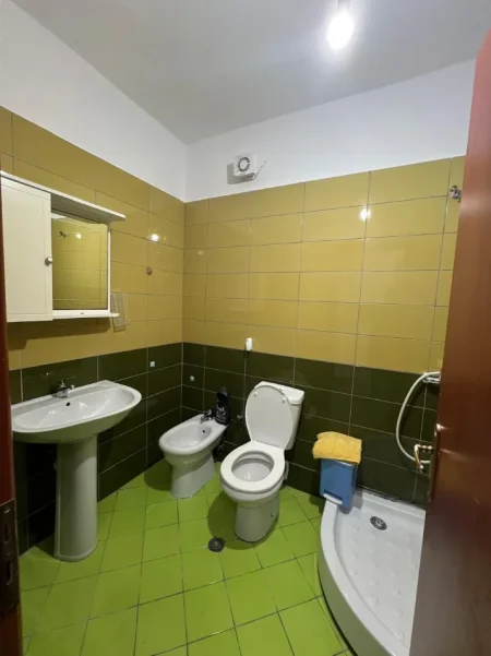 Tirane, jepet me qera apartament 2+1+Ballkon Kati 3, 100 m² 400 € (Yzberisht te rrethi)