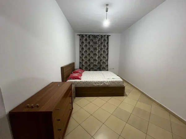 Tirane, jepet me qera apartament 2+1+Ballkon Kati 3, 100 m² 400 € (Yzberisht te rrethi)