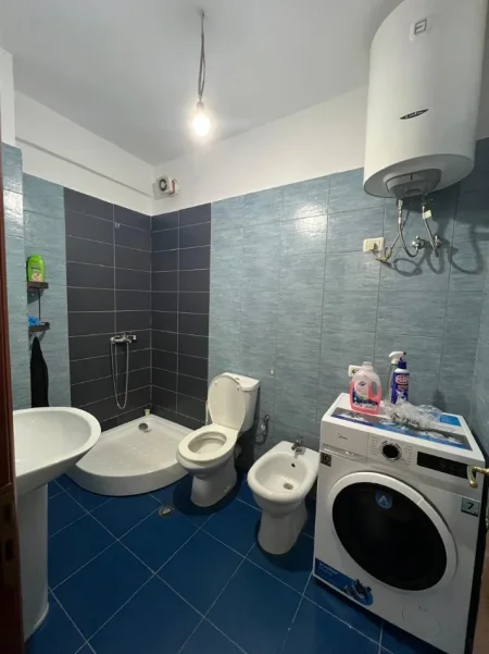 Tirane, jepet me qera apartament 2+1+Ballkon Kati 3, 100 m² 400 € (Yzberisht te rrethi)