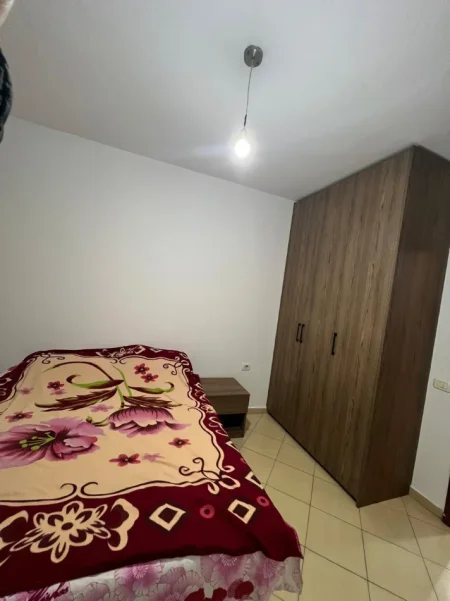 Tirane, jepet me qera apartament 2+1+Ballkon Kati 3, 100 m² 400 € (Yzberisht te rrethi)