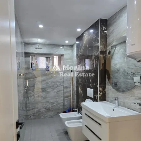 Tirane, jepet me qera ambjent biznesi Kati 2, 80 m² 900 € (Sheshi Skenderbej)