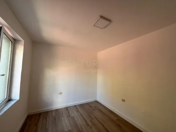 Tirane, jepet me qera ambjent biznesi Kati 0, 449 m² 470 € (Ambasada Amerikane)