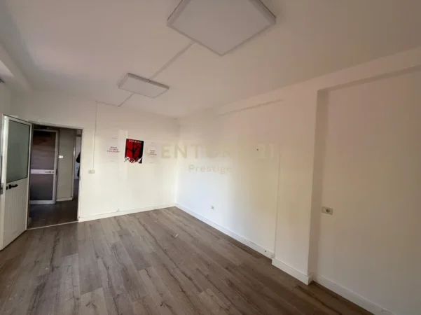 Tirane, jepet me qera ambjent biznesi Kati 0, 449 m² 470 € (Ambasada Amerikane)