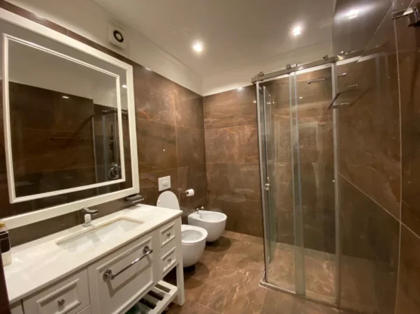 Tirane, jepet me qera apartament 2+1 Kati 8, 123 m² 2500 € (AMBASADOR 3)