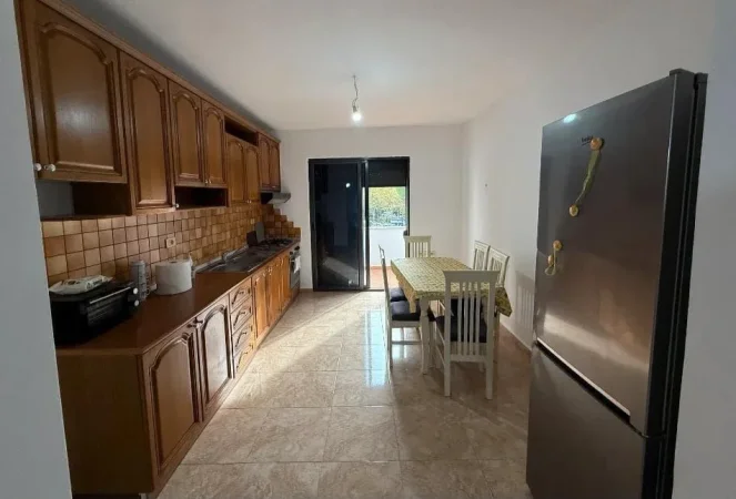 Tirane, jepet me qera apartament 2+1 Kati 4, 120 m² 650 € (Myslym Shyr)