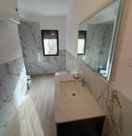 Tirane, jepet me qera apartament 2+1 Kati 4, 120 m² 650 € (Myslym Shyr)