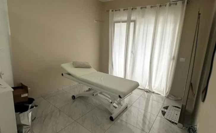 Tirane, jepet me qera zyre Kati 6, 70 m² 670 € (Komuna e parisit)