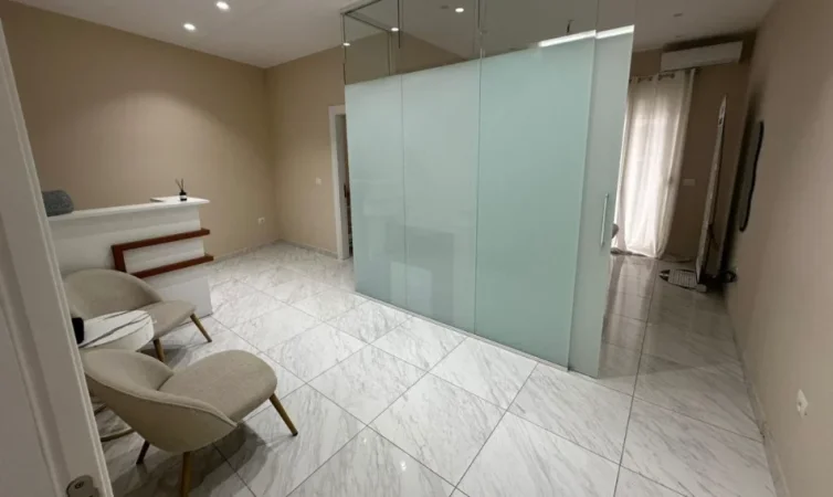 Tirane, jepet me qera zyre Kati 6, 70 m² 670 € (Komuna e parisit)