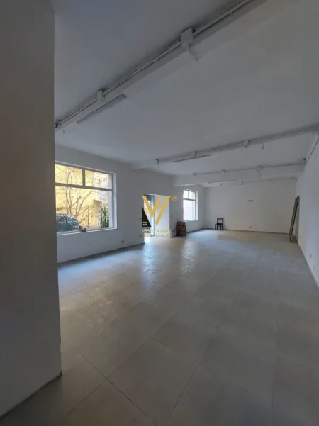 Tirane, jepet me qera dyqan Kati 0, 100 m² 1.500 € (TREGU ELEKTRIK)