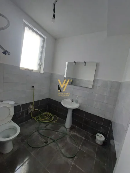 Tirane, jepet me qera dyqan Kati 0, 100 m² 1.500 € (TREGU ELEKTRIK)