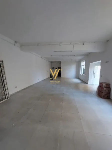 Tirane, jepet me qera dyqan Kati 0, 100 m² 1.500 € (TREGU ELEKTRIK)