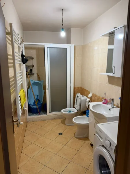 Tirane, jepet me qera apartament 2+1+Ballkon Kati 2, 94 m² 500 € (kthesa e kamzes)