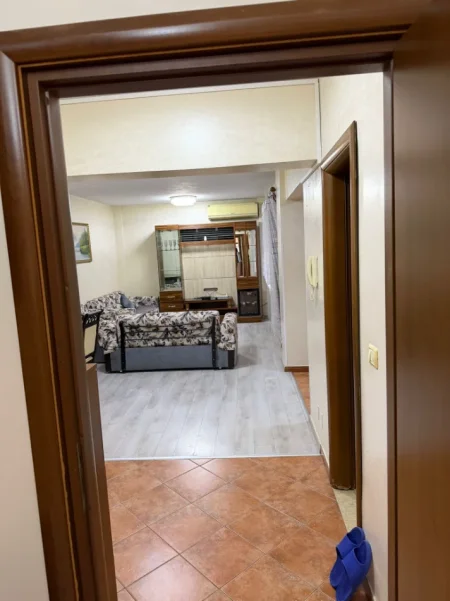 Tirane, jepet me qera apartament 2+1+Ballkon Kati 2, 94 m² 500 € (kthesa e kamzes)