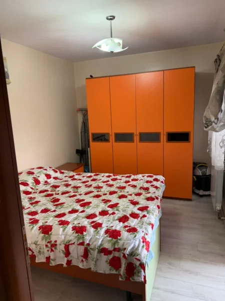 Tirane, jepet me qera apartament 2+1+Ballkon Kati 2, 94 m² 500 € (kthesa e kamzes)