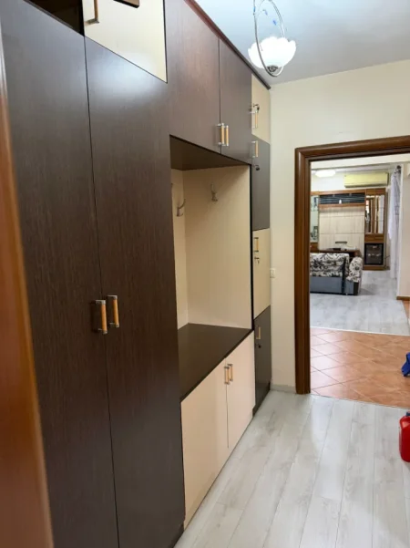 Tirane, jepet me qera apartament 2+1+Ballkon Kati 2, 94 m² 500 € (kthesa e kamzes)