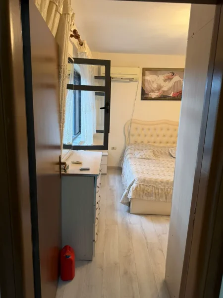 Tirane, jepet me qera apartament 2+1+Ballkon Kati 2, 94 m² 500 € (kthesa e kamzes)