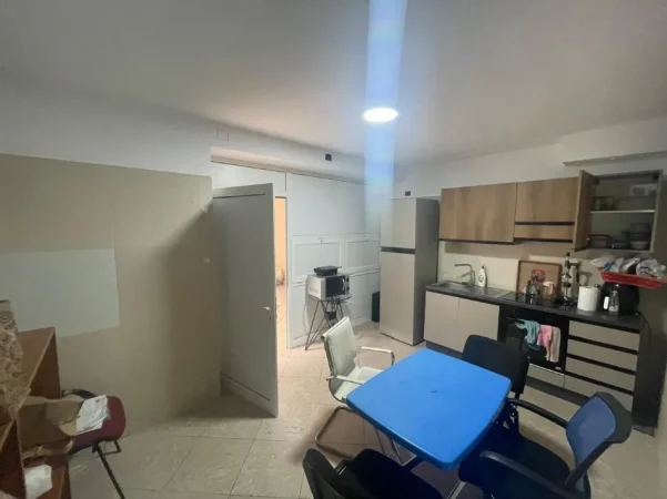 Tirane, jepet me qera ambjent biznesi Kati -1, 165 m² 1.700 € (Pazari i ri)