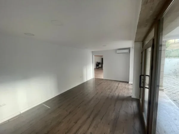 Tirane, jepet me qera ambjent biznesi Kati -1, 165 m² 1.700 € (Pazari i ri)