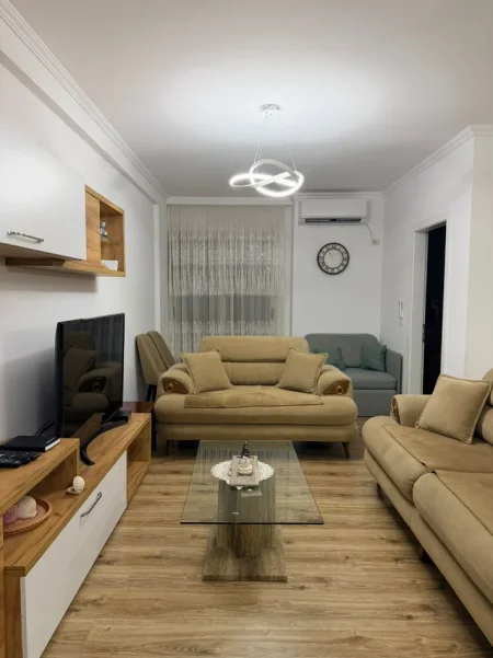Tirane, jepet me qera apartament 1+1+Ballkon Kati 5, 60 m² 500 € (yzberisht)