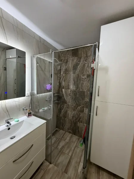 Tirane, jepet me qera apartament 2+1 Kati 2, 720 € 