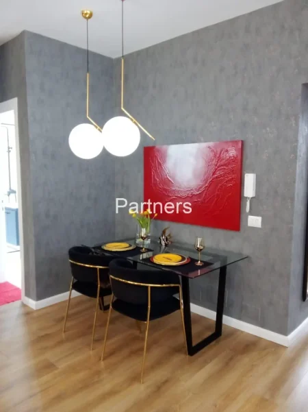 Tirane, jepet me qera apartament 1+1 Kati 5, 76 m² 800 € (mozaiku i tiranes)