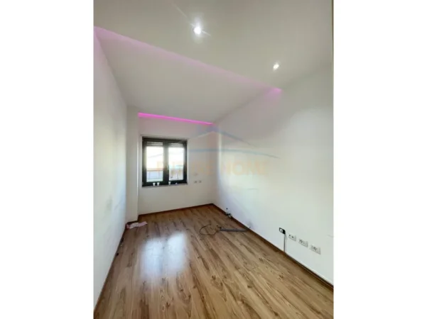 Tirane, jepet me qera zyre Kati 6, 116 m² 1.150 € (Ring Center)