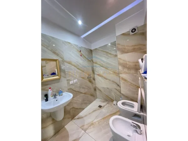 Tirane, jepet me qera zyre Kati 6, 116 m² 1.150 € (Ring Center)