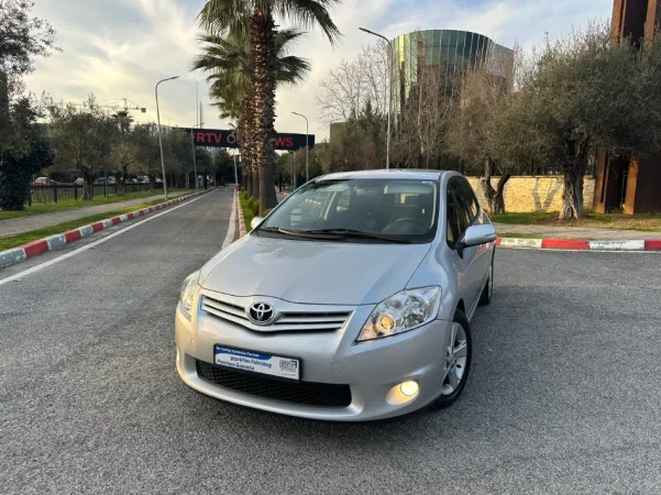 Tirane, shes makine TOYOTA AURIS 1.4 Nafte, gri e erret manuale Klima 163.000 km