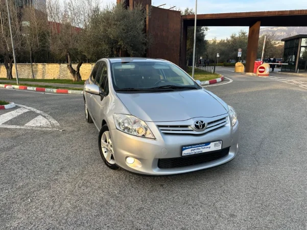 Tirane, shes makine TOYOTA AURIS 1.4 Nafte, gri e erret manuale Klima 163.000 km