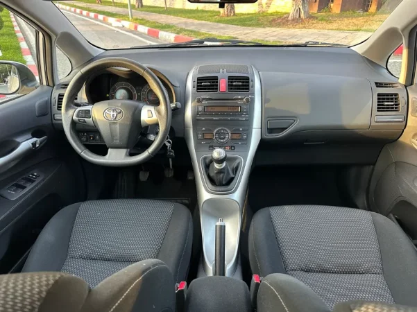 Tirane, shes makine TOYOTA AURIS 1.4 Nafte, gri e erret manuale Klima 163.000 km