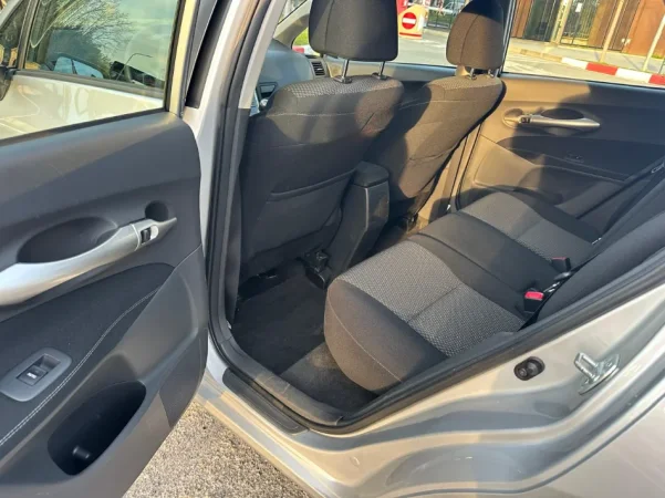 Tirane, shes makine TOYOTA AURIS 1.4 Nafte, gri e erret manuale Klima 163.000 km