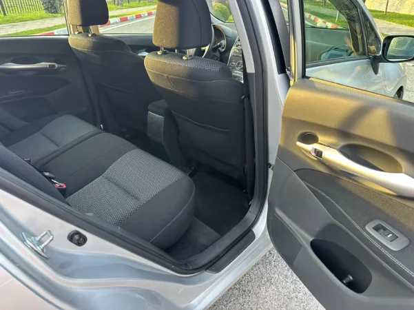 Tirane, shes makine TOYOTA AURIS 1.4 Nafte, gri e erret manuale Klima 163.000 km