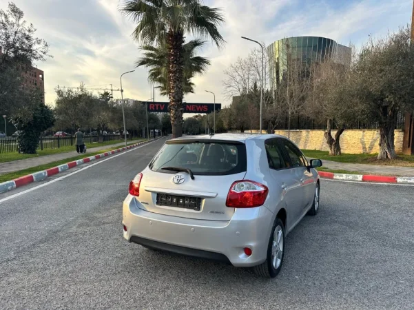 Tirane, shes makine TOYOTA AURIS 1.4 Nafte, gri e erret manuale Klima 163.000 km