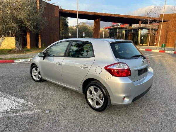 Tirane, shes makine TOYOTA AURIS 1.4 Nafte, gri e erret manuale Klima 163.000 km