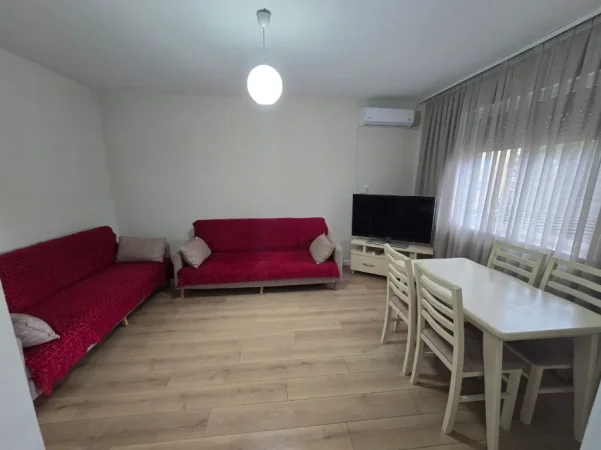 Tirane, jepet me qera apartament 1+1 Kati 3, 450 € (porcelan)