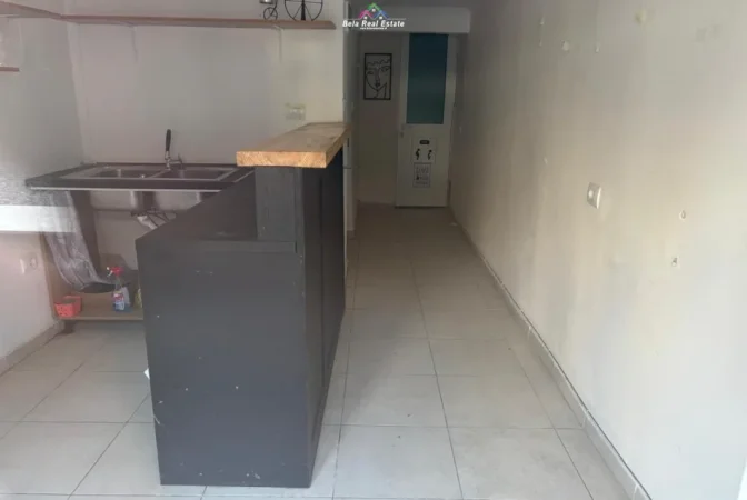 Tirane, jepet me qera dyqan Kati 0, 30 m² 380 € (Bulevardi Bajram Curri)