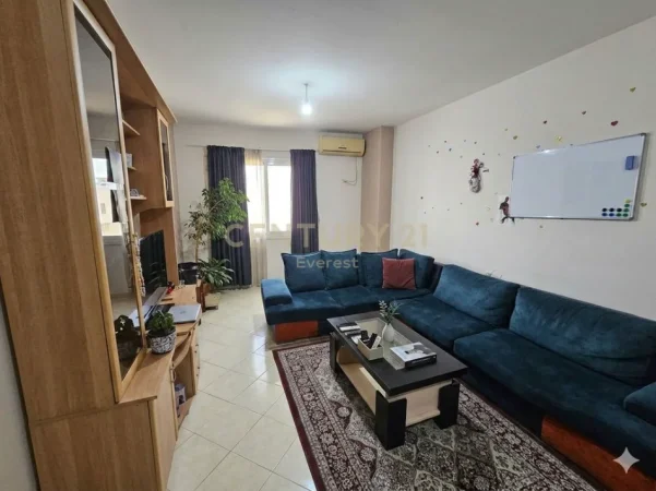 Tirane, shitet apartament 2+1 Kati 4, 104.000 m² 140.000 € (yzberish)